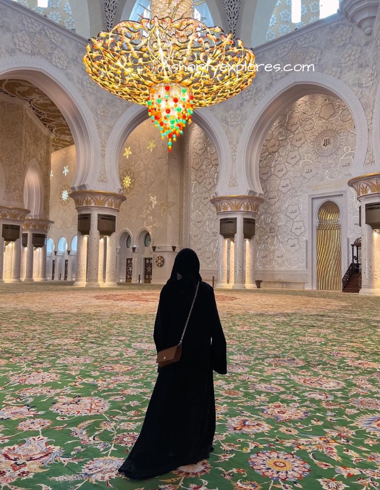 Sheikh Zayed Grand Mosque the world's largest hand-knotted carpet