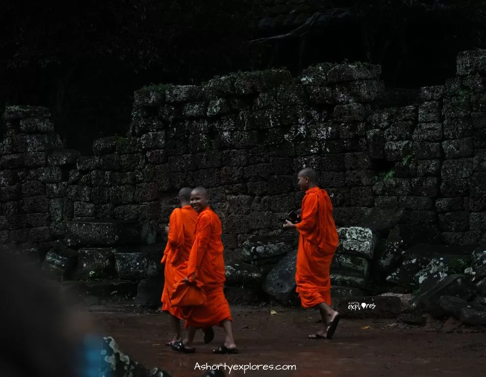 Angkor wat monks image