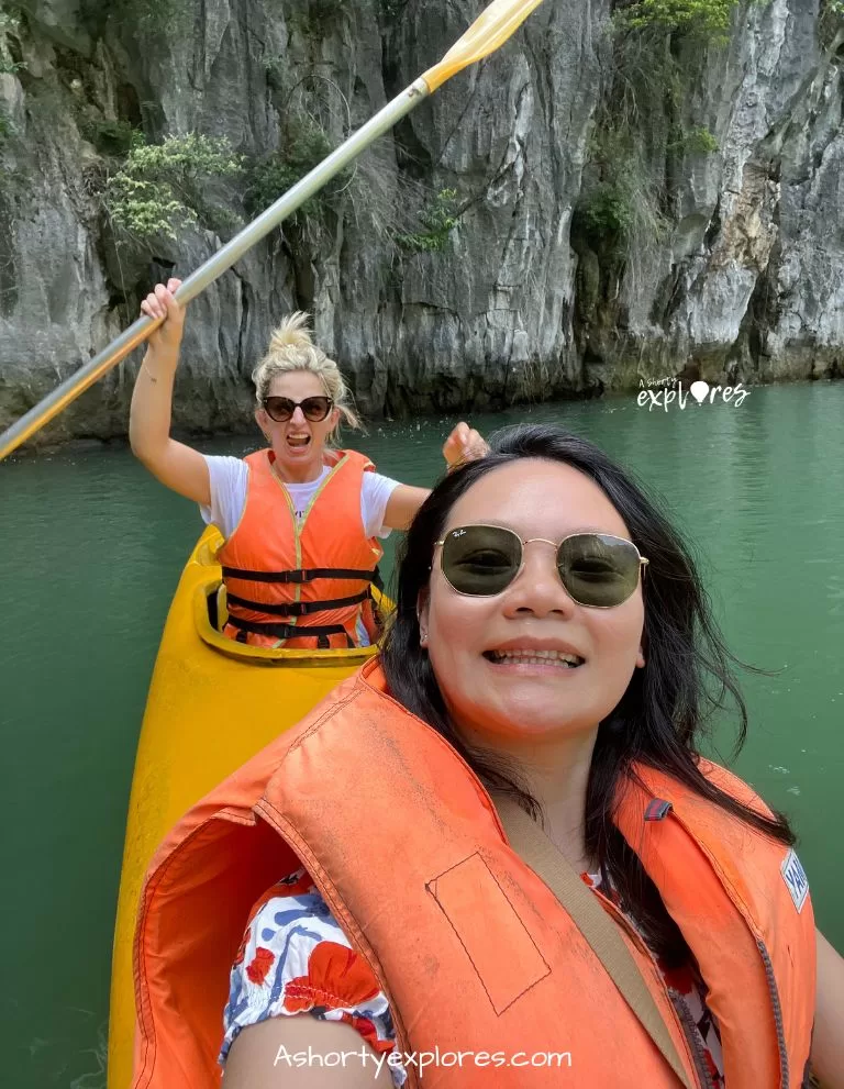 Halong Bay kayaking 下龍灣划獨木舟