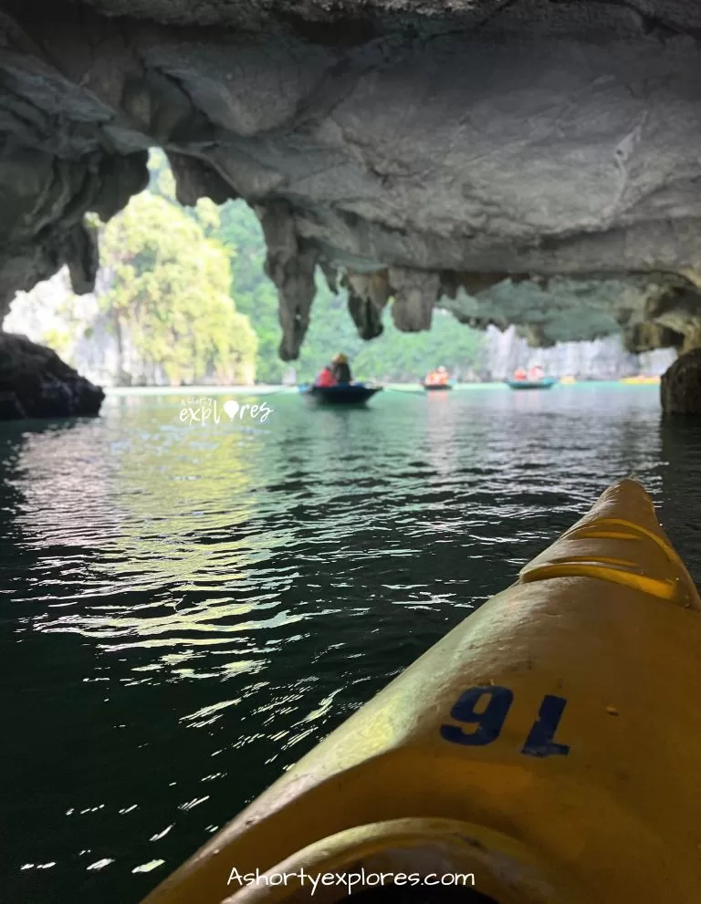 kayaking at Halong Bay 下龍灣划獨木舟