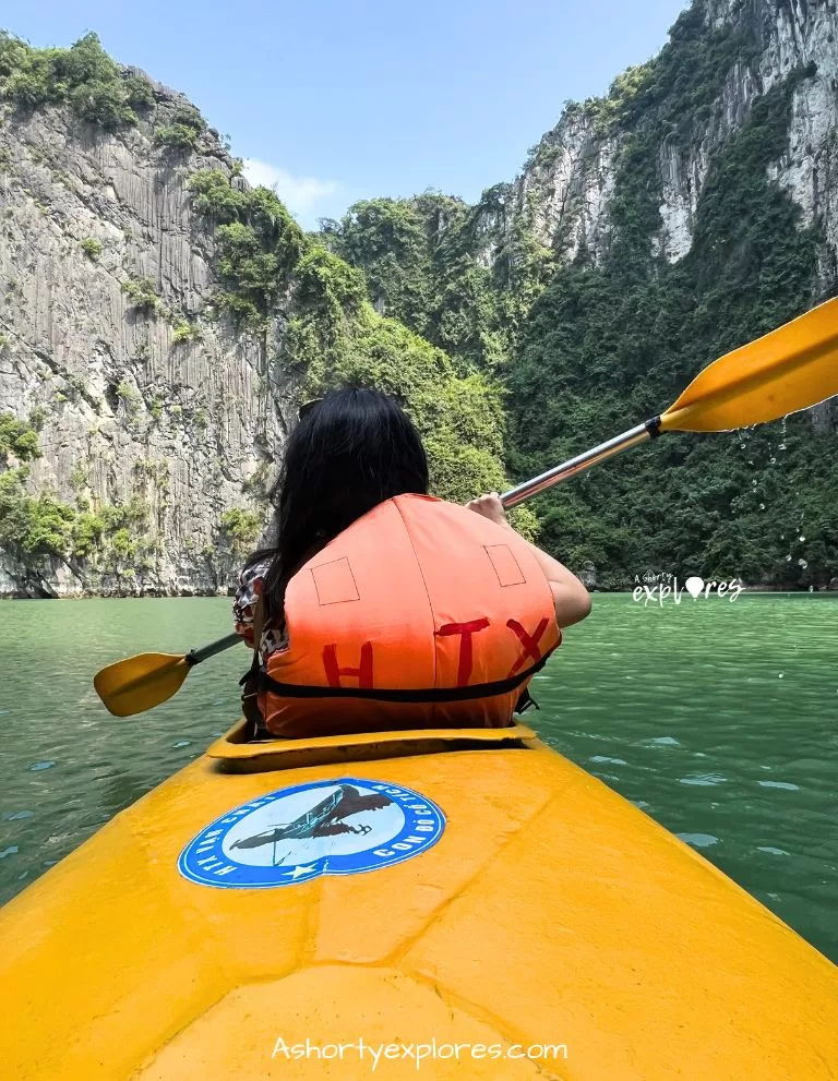 kayaking at Halong Bay 下龍灣郵輪行程含滑度木舟