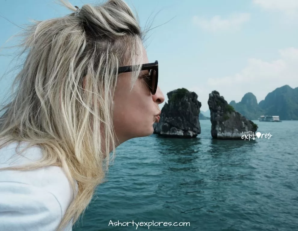 下龍灣鬥雞岩Halong bay Fighting Cock Rocks photo