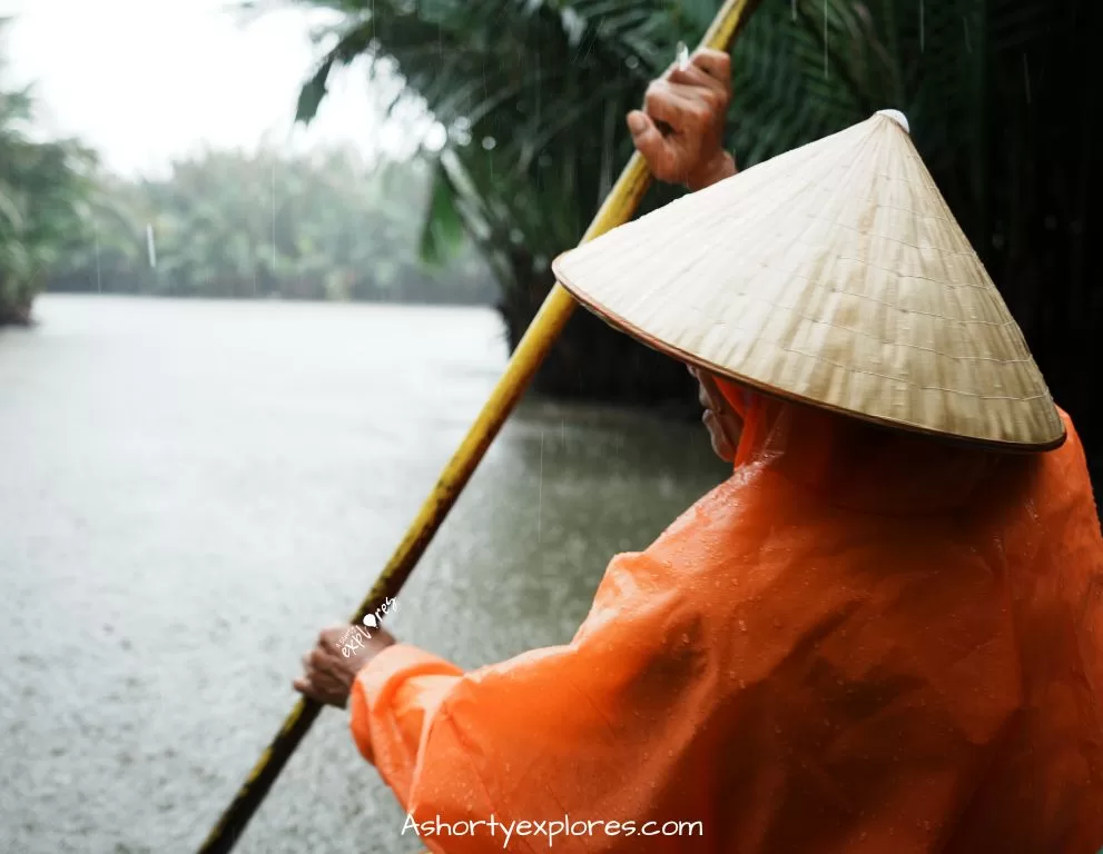 Hoi An coconut forest basket boat man會安竹籃船船伕