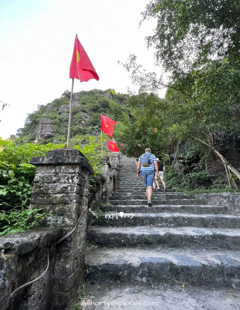 Ninh Binh Mua Cave stairs 寧平臥龍山階梯