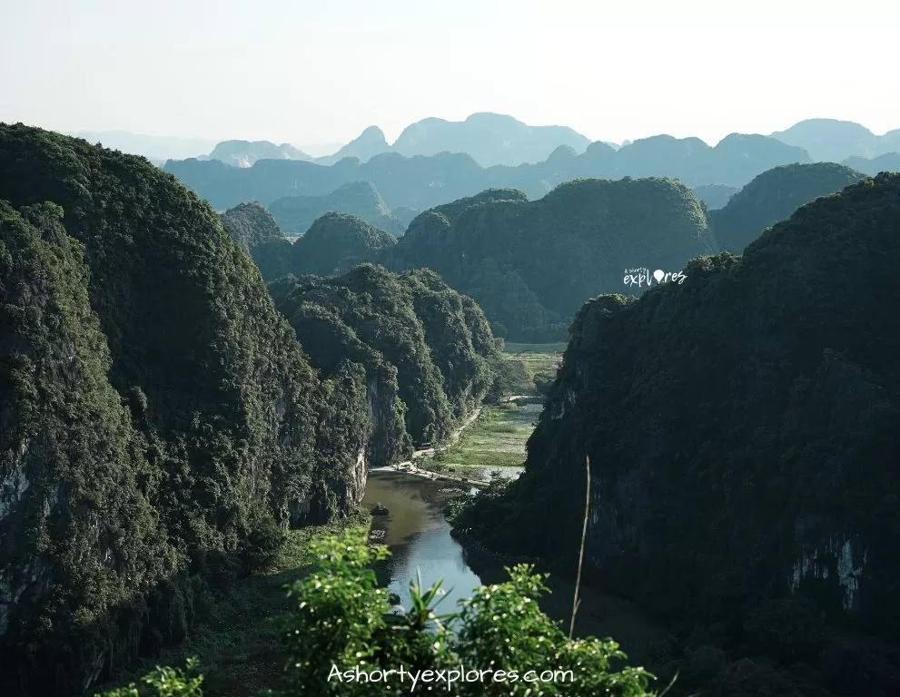 寧平山河照 Mua Cave mountain and river photo