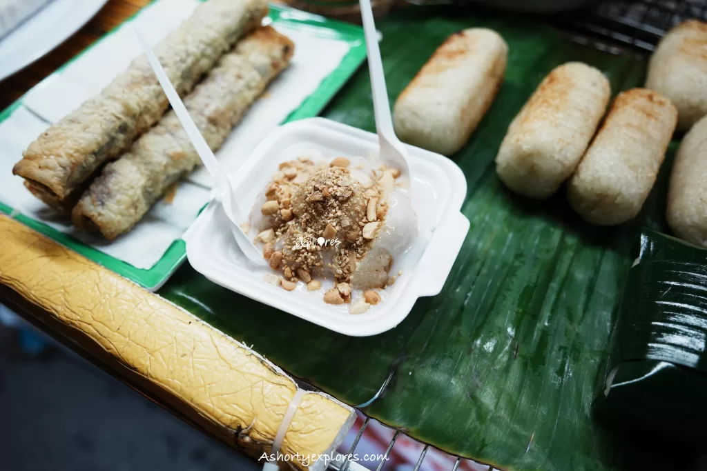 Hoi An Vietnam chuối nếp nướng (grilled banana wrapped in sticky rice)