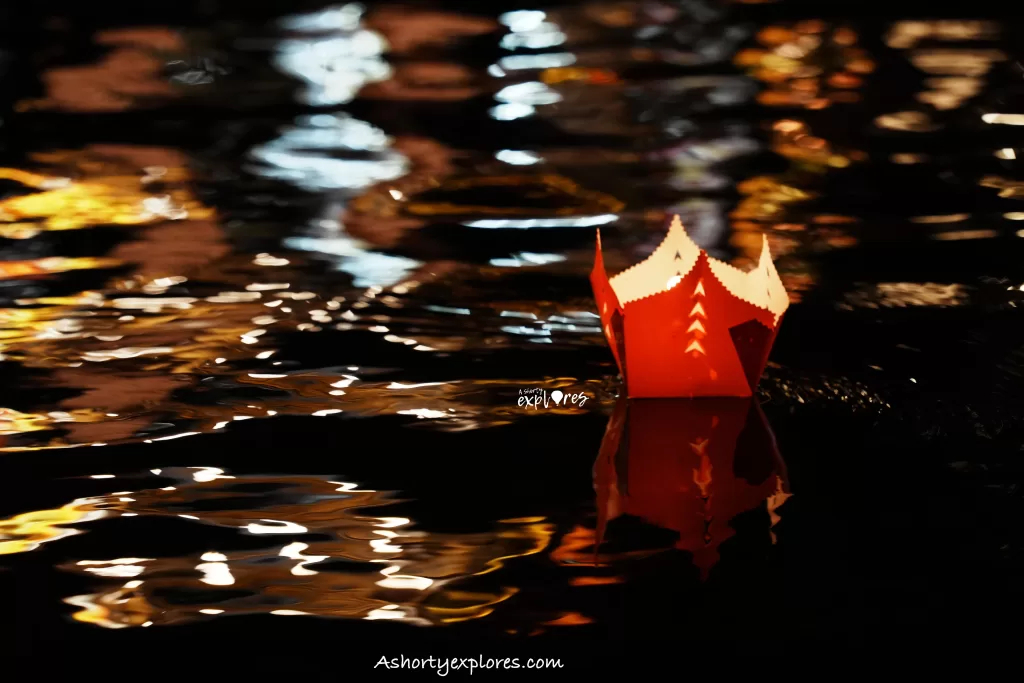 Hoi An release lantern at night