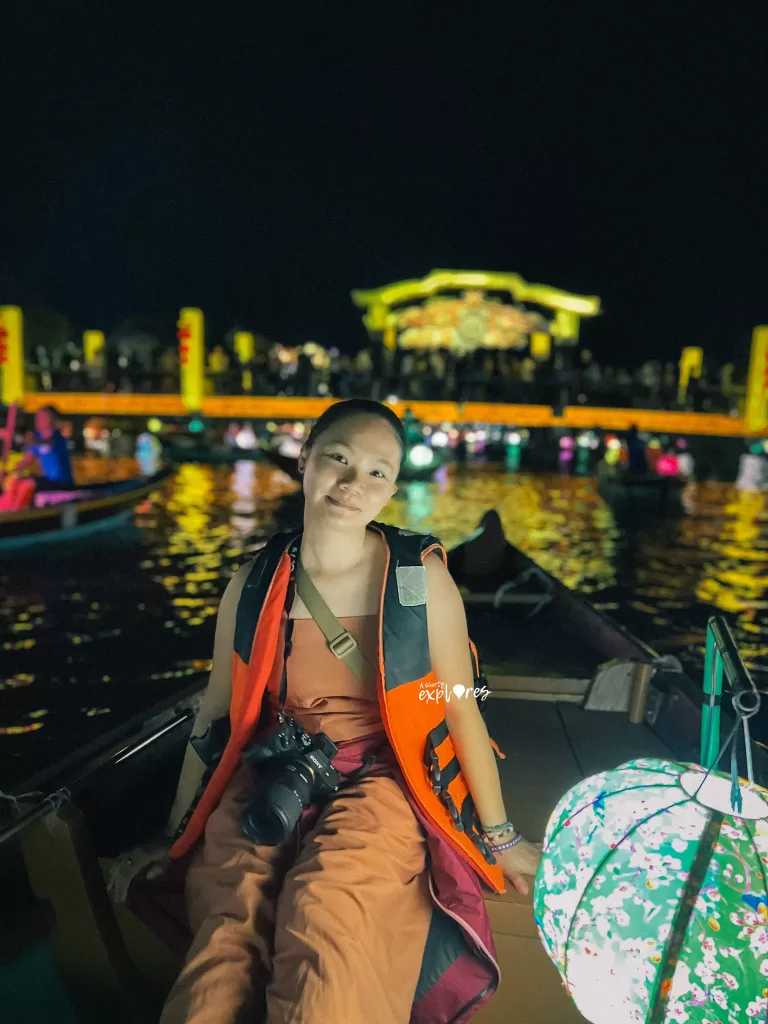 taking Hoi An lantern boat at night