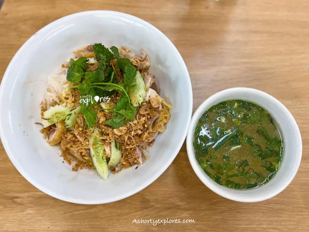 Vietnamese Pho tron ga (dry rice noodle with chicken)
