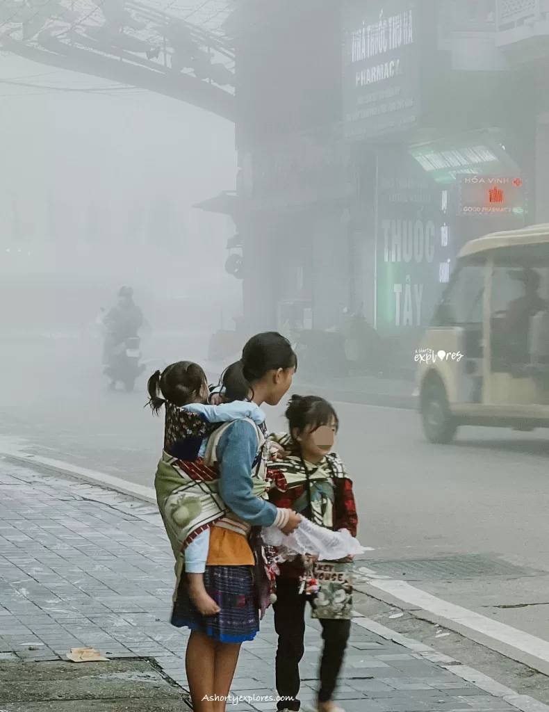Kids selling souvenirs in Sapa